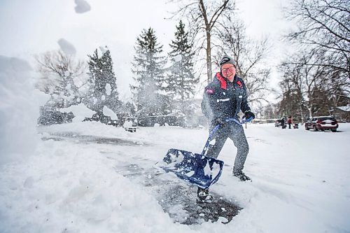 MIKAELA MACKENZIE / WINNIPEG FREE PRESS


Colin Dennis shovels his parent's driveway clear of the wet, heavy spring snow in Winnipeg on Tuesday, April 13, 2021.
Winnipeg Free Press 2020.