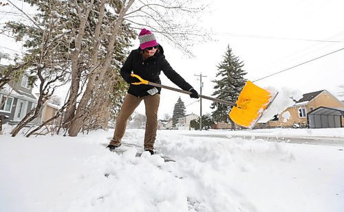 RUTH BONNEVILLE / WINNIPEG FREE PRESS 

Weather Standup - Shovelling 

Jackie Marques shovels heavy. her driveway and sidewalk in front of her home on Worthington Ave. Tuesday. 

April 13,  2021