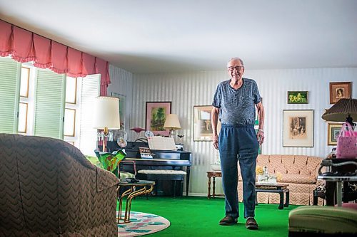 MIKAELA MACKENZIE / WINNIPEG FREE PRESS


Art gallery owner Al Shafer, who donated everything in his gallery to SSCOPE Inc. this week, poses for a portrait in his home in Winnipeg on Tuesday, April 13, 2021. For Ben Waldman story.
Winnipeg Free Press 2020.