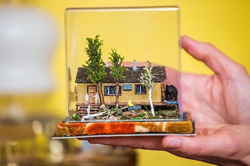 MIKAELA MACKENZIE / WINNIPEG FREE PRESS


Jen Arnold, who creates miniatures, shows some of her finished pieces in her studio in Winnipeg on Wednesday, April 14, 2021. For Dave Sanderson story.
Winnipeg Free Press 2020.