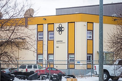 MIKAELA MACKENZIE / WINNIPEG FREE PRESS


Agropur Cooperative is closing its fluid milk plant at 940 Century Street in Winnipeg on Wednesday, April 14, 2021. For Martin Cash story.
Winnipeg Free Press 2020.