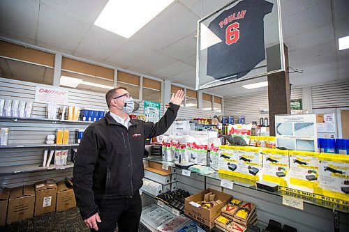 MIKAELA MACKENZIE / WINNIPEG FREE PRESS


Lincoln Poulin, president of Poulin's Pest Control, points out quirky items at the store in Winnipeg on Thursday, April 15, 2021. For Dave Sanderson story.
Winnipeg Free Press 2020.