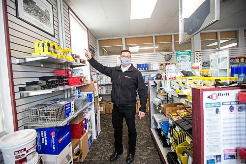 MIKAELA MACKENZIE / WINNIPEG FREE PRESS


Lincoln Poulin, president of Poulin's Pest Control, points towards a picture of his grandfather with a pile of ten thousand rats at the store in Winnipeg on Thursday, April 15, 2021. For Dave Sanderson story.
Winnipeg Free Press 2020.