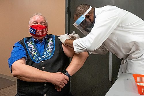 Daniel Crump / Winnipeg Free Press. Manitoba Metis Federation President David Chartrand gets a shot of the AstraZeneca COVID vaccine. Pharmacist Ayobola Ayobole-Obi administered the vaccine Saturday morning at the MEDOCare pharmacy located in the MMF building on Henry avenue in downtown Winnipeg. April 17, 2021.