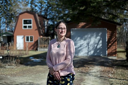 SHANNON VANRAES / WINNIPEG FREE PRESS Glass artist Heather Dawson at her backyard studio in Teulon on April 17, 2021.