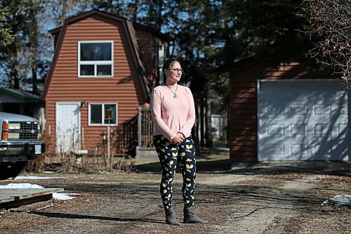 SHANNON VANRAES / WINNIPEG FREE PRESS Glass artist Heather Dawson at her backyard studio in Teulon on April 17, 2021.