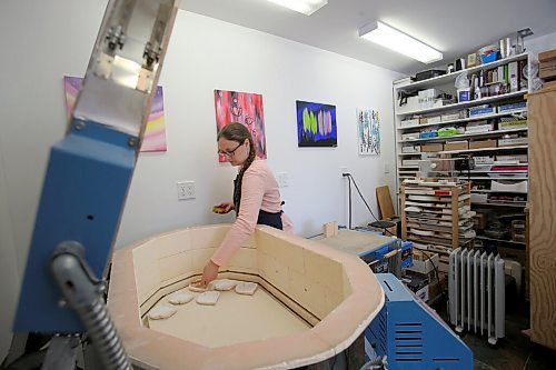 SHANNON VANRAES / WINNIPEG FREE PRESS Glass artist Heather Dawson at her backyard studio in Teulon on April 17, 2021.