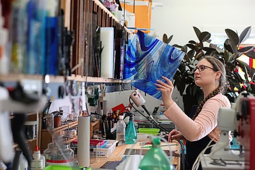 SHANNON VANRAES / WINNIPEG FREE PRESS Glass artist Heather Dawson at her backyard studio in Teulon on April 17, 2021.