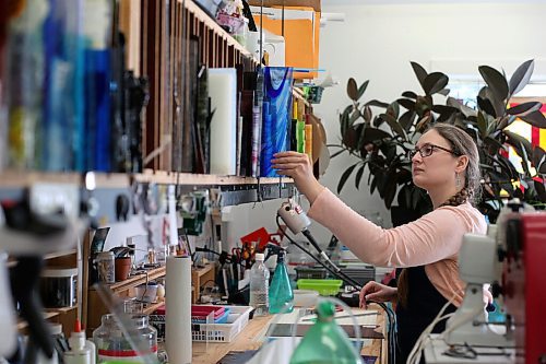 SHANNON VANRAES / WINNIPEG FREE PRESS Glass artist Heather Dawson at her backyard studio in Teulon on April 17, 2021.