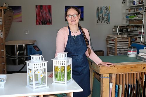 SHANNON VANRAES / WINNIPEG FREE PRESS Glass artist Heather Dawson at her backyard studio in Teulon on April 17, 2021.