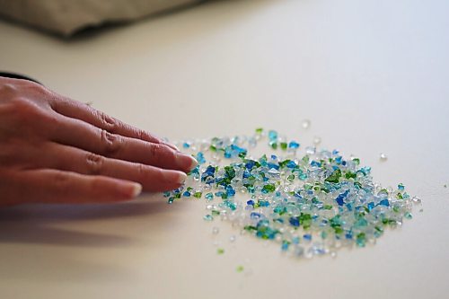 SHANNON VANRAES / WINNIPEG FREE PRESS Glass artist Heather Dawson examines small pieces of coloured glass in her studio on April 17, 2021.
