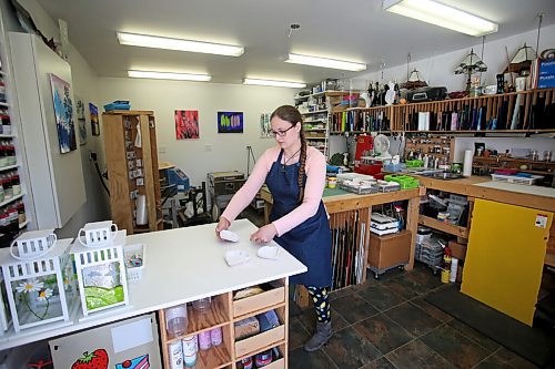 SHANNON VANRAES / WINNIPEG FREE PRESS Glass artist Heather Dawson at her backyard studio in Teulon on April 17, 2021.