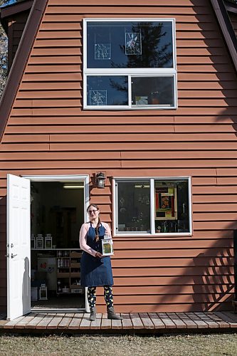 SHANNON VANRAES / WINNIPEG FREE PRESS Glass artist Heather Dawson at her backyard studio in Teulon on April 17, 2021.