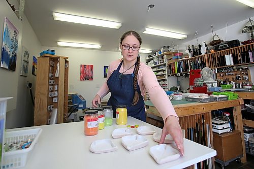 SHANNON VANRAES / WINNIPEG FREE PRESS Glass artist Heather Dawson at her backyard studio in Teulon on April 17, 2021.