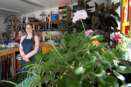 SHANNON VANRAES / WINNIPEG FREE PRESS Glass artist Heather Dawson at her backyard studio in Teulon on April 17, 2021.