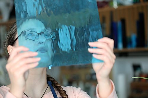 SHANNON VANRAES / WINNIPEG FREE PRESS Glass artist Heather Dawson examines a glass sheet at her backyard studio in Teulon on April 17, 2021.
