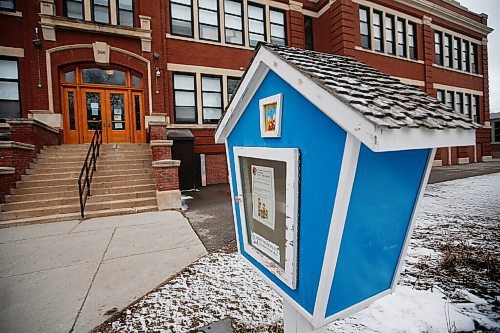 JOHN WOODS / WINNIPEG FREE PRESS
The little library outside Linwood School in Winnipeg Sunday, April 18, 2021. The St James-Assiniboia School Division approved a motion this week to install more than a dozen new free little libraries across the divisions schools to promote literacy. 

Reporter: Macintosh