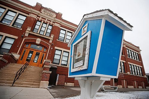 JOHN WOODS / WINNIPEG FREE PRESS
The little library outside Linwood School in Winnipeg Sunday, April 18, 2021. The St James-Assiniboia School Division approved a motion this week to install more than a dozen new free little libraries across the divisions schools to promote literacy. 

Reporter: Macintosh