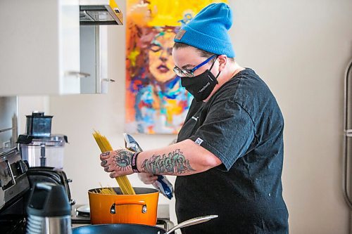 MIKAELA MACKENZIE / WINNIPEG FREE PRESS

Ashley Hebel, head chef at Frenchway Cafe on Corydon, makes Pasta Aglio et olio with Gamberi in Winnipeg on Monday, April 19, 2021. For Eva Wasney story.
Winnipeg Free Press 2020.