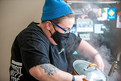 MIKAELA MACKENZIE / WINNIPEG FREE PRESS

Ashley Hebel, head chef at Frenchway Cafe on Corydon, makes Pasta Aglio et olio with Gamberi in Winnipeg on Monday, April 19, 2021. For Eva Wasney story.
Winnipeg Free Press 2020.