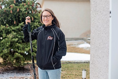 MIKAELA MACKENZIE / WINNIPEG FREE PRESS

Tess Houston, U15 Twins female hockey coach and ICU nurse, poses for a portrait at her home in Winnipeg on Tuesday, April 20, 2021. For Mike story.
Winnipeg Free Press 2020.