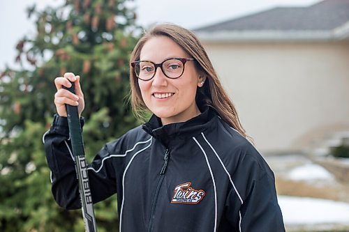 MIKAELA MACKENZIE / WINNIPEG FREE PRESS

Tess Houston, U15 Twins female hockey coach and ICU nurse, poses for a portrait at her home in Winnipeg on Tuesday, April 20, 2021. For Mike story.
Winnipeg Free Press 2020.