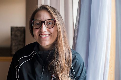 MIKAELA MACKENZIE / WINNIPEG FREE PRESS

Tess Houston, U15 Twins female hockey coach and ICU nurse, poses for a portrait at her home in Winnipeg on Tuesday, April 20, 2021. For Mike story.
Winnipeg Free Press 2020.