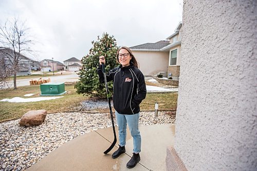 MIKAELA MACKENZIE / WINNIPEG FREE PRESS

Tess Houston, U15 Twins female hockey coach and ICU nurse, poses for a portrait at her home in Winnipeg on Tuesday, April 20, 2021. For Mike story.
Winnipeg Free Press 2020.