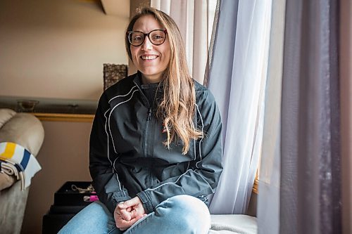 MIKAELA MACKENZIE / WINNIPEG FREE PRESS

Tess Houston, U15 Twins female hockey coach and ICU nurse, poses for a portrait at her home in Winnipeg on Tuesday, April 20, 2021. For Mike story.
Winnipeg Free Press 2020.