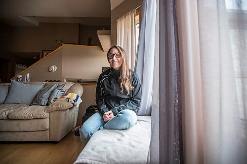 MIKAELA MACKENZIE / WINNIPEG FREE PRESS

Tess Houston, U15 Twins female hockey coach and ICU nurse, poses for a portrait at her home in Winnipeg on Tuesday, April 20, 2021. For Mike story.
Winnipeg Free Press 2020.