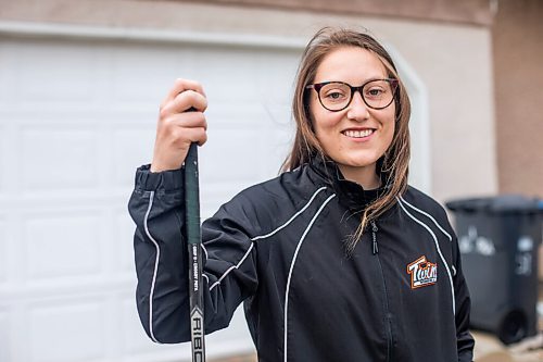 MIKAELA MACKENZIE / WINNIPEG FREE PRESS

Tess Houston, U15 Twins female hockey coach and ICU nurse, poses for a portrait at her home in Winnipeg on Tuesday, April 20, 2021. For Mike story.
Winnipeg Free Press 2020.