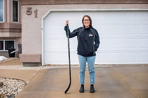 MIKAELA MACKENZIE / WINNIPEG FREE PRESS

Tess Houston, U15 Twins female hockey coach and ICU nurse, poses for a portrait at her home in Winnipeg on Tuesday, April 20, 2021. For Mike story.
Winnipeg Free Press 2020.