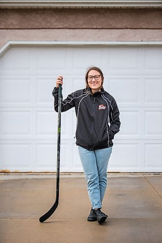 MIKAELA MACKENZIE / WINNIPEG FREE PRESS

Tess Houston, U15 Twins female hockey coach and ICU nurse, poses for a portrait at her home in Winnipeg on Tuesday, April 20, 2021. For Mike story.
Winnipeg Free Press 2020.