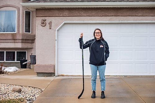 MIKAELA MACKENZIE / WINNIPEG FREE PRESS

Tess Houston, U15 Twins female hockey coach and ICU nurse, poses for a portrait at her home in Winnipeg on Tuesday, April 20, 2021. For Mike story.
Winnipeg Free Press 2020.