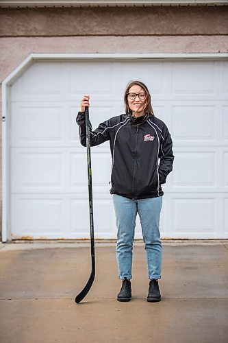 MIKAELA MACKENZIE / WINNIPEG FREE PRESS

Tess Houston, U15 Twins female hockey coach and ICU nurse, poses for a portrait at her home in Winnipeg on Tuesday, April 20, 2021. For Mike story.
Winnipeg Free Press 2020.