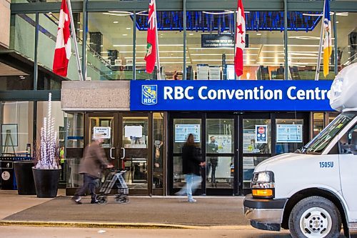 MIKAELA MACKENZIE / WINNIPEG FREE PRESS

Folks walk into the RBC Convention Centre vaccine supersite in Winnipeg on Tuesday, April 20, 2021. For --- story.
Winnipeg Free Press 2020.