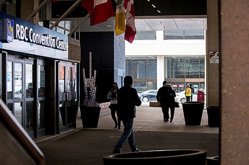 MIKAELA MACKENZIE / WINNIPEG FREE PRESS

Folks walk into the RBC Convention Centre vaccine supersite in Winnipeg on Tuesday, April 20, 2021. For --- story.
Winnipeg Free Press 2020.