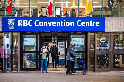 MIKAELA MACKENZIE / WINNIPEG FREE PRESS

Folks walk into the RBC Convention Centre vaccine supersite in Winnipeg on Tuesday, April 20, 2021. For --- story.
Winnipeg Free Press 2020.