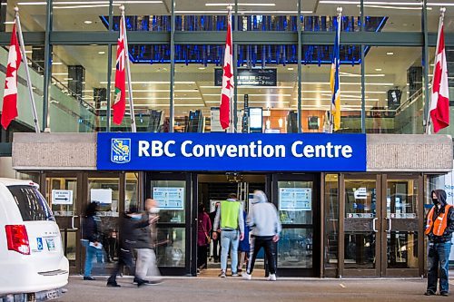 MIKAELA MACKENZIE / WINNIPEG FREE PRESS

Folks walk into the RBC Convention Centre vaccine supersite in Winnipeg on Tuesday, April 20, 2021. For --- story.
Winnipeg Free Press 2020.