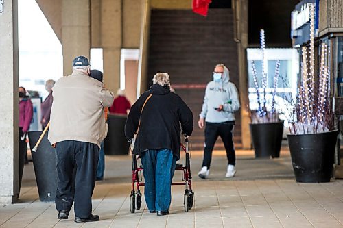 MIKAELA MACKENZIE / WINNIPEG FREE PRESS

Folks walk into the RBC Convention Centre vaccine supersite in Winnipeg on Tuesday, April 20, 2021. For --- story.
Winnipeg Free Press 2020.