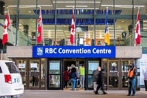 MIKAELA MACKENZIE / WINNIPEG FREE PRESS

Folks walk into the RBC Convention Centre vaccine supersite in Winnipeg on Tuesday, April 20, 2021. For --- story.
Winnipeg Free Press 2020.