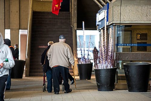 MIKAELA MACKENZIE / WINNIPEG FREE PRESS

Folks walk into the RBC Convention Centre vaccine supersite in Winnipeg on Tuesday, April 20, 2021. For --- story.
Winnipeg Free Press 2020.