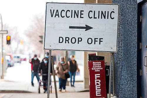 MIKAELA MACKENZIE / WINNIPEG FREE PRESS

Folks walk into the RBC Convention Centre vaccine supersite in Winnipeg on Tuesday, April 20, 2021. For --- story.
Winnipeg Free Press 2020.