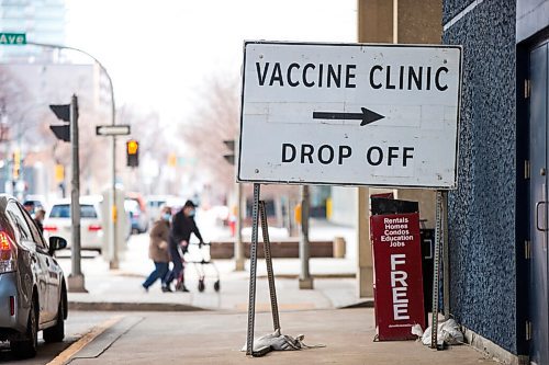 MIKAELA MACKENZIE / WINNIPEG FREE PRESS

Folks walk into the RBC Convention Centre vaccine supersite in Winnipeg on Tuesday, April 20, 2021. For --- story.
Winnipeg Free Press 2020.