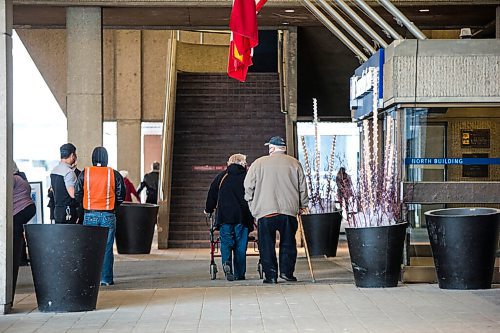 MIKAELA MACKENZIE / WINNIPEG FREE PRESS

Folks walk into the RBC Convention Centre vaccine supersite in Winnipeg on Tuesday, April 20, 2021. For --- story.
Winnipeg Free Press 2020.