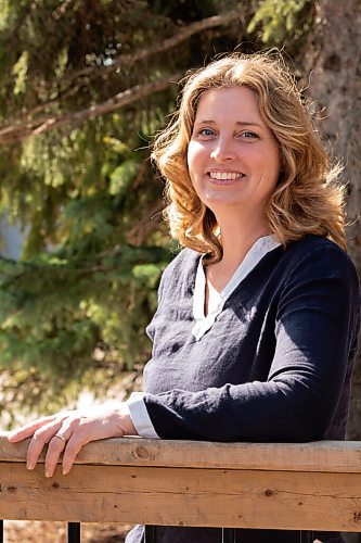 JESSE BOILY  / WINNIPEG FREE PRESS
Local author Kelly Bowen poses for a portrait outside her Southdale home on Thursday. Bowens novel The Paris Apartment, a historical fiction, was recently released. Thursday, April 22, 2021.
Reporter: Ben Sigurdson