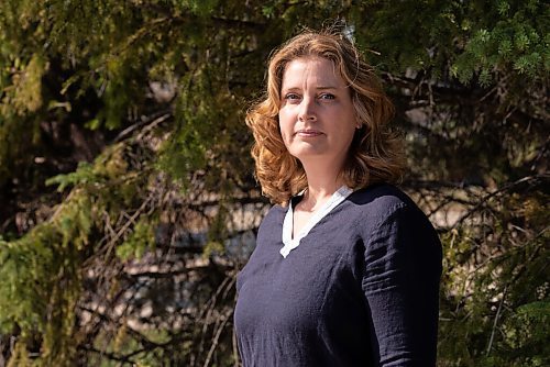 JESSE BOILY  / WINNIPEG FREE PRESS
Local author Kelly Bowen poses for a portrait outside her Southdale home on Thursday. Bowens novel The Paris Apartment, a historical fiction, was recently released. Thursday, April 22, 2021.
Reporter: Ben Sigurdson