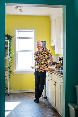 MIKAELA MACKENZIE / WINNIPEG FREE PRESS

Bren Dixon, who has taken up cooking fine food once a week during quarantine, poses for a photo in his kitchen in Winnipeg on Thursday, April 22, 2021. For Declan story.
Winnipeg Free Press 2020.