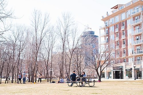 MIKE SUDOMA / WINNIPEG FREE PRESS
Downtown dwellers take advantage of the beautiful sun while they spend time at Stephen Juba Friday afternoon
April 22, 2021