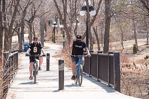 MIKE SUDOMA / WINNIPEG FREE PRESS
Cyclists (left to right) Steve and Jason, take a ride through the water front bike path Friday afternoon
April 22, 2021